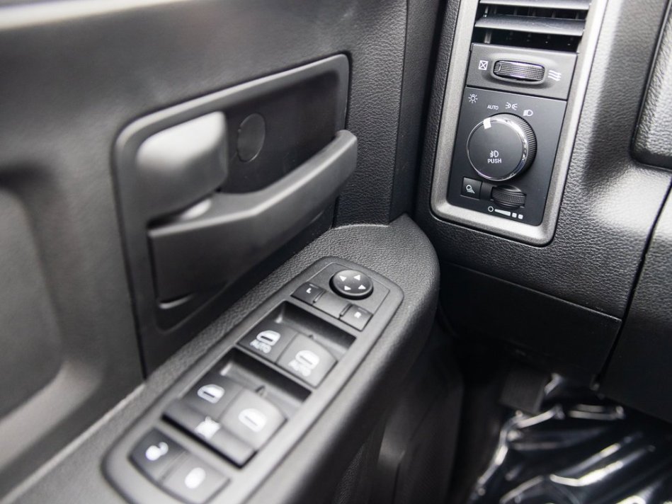 RAM 1500 Classic Night Edition 3C6RR7KT6NG284757 105763