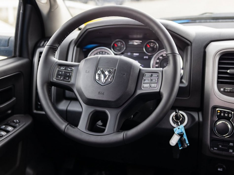 RAM 1500 Classic Night Edition 3C6RR7KT6NG284757 105768