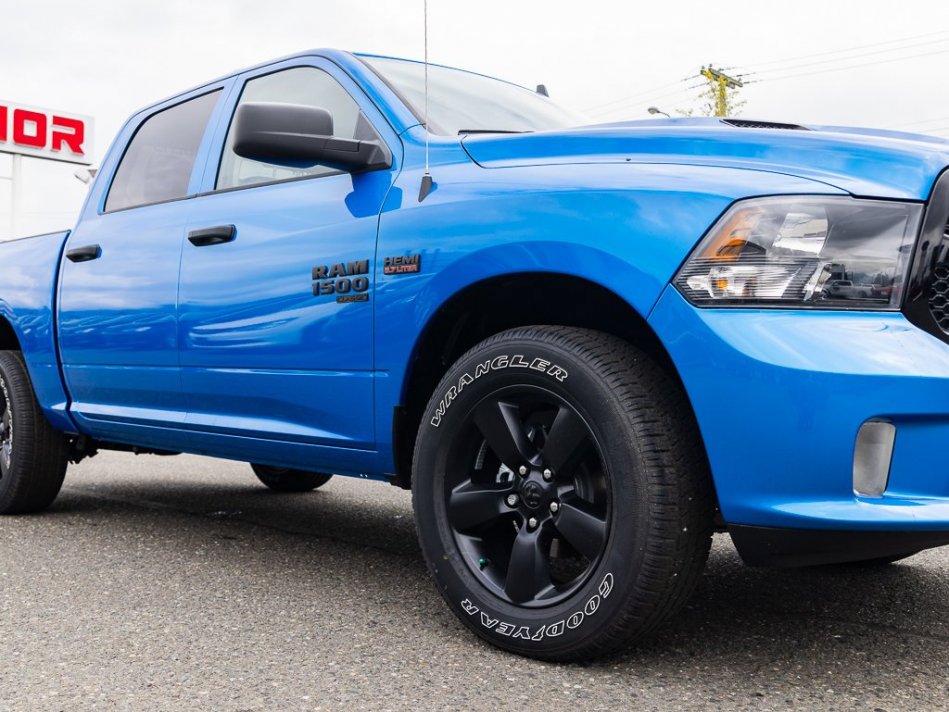 RAM 1500 Classic Night Edition 3C6RR7KT8NG258242 105680