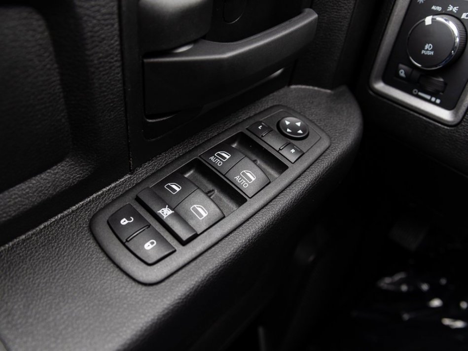 RAM 1500 Classic Night Edition 3C6RR7KT8NG258242 105688