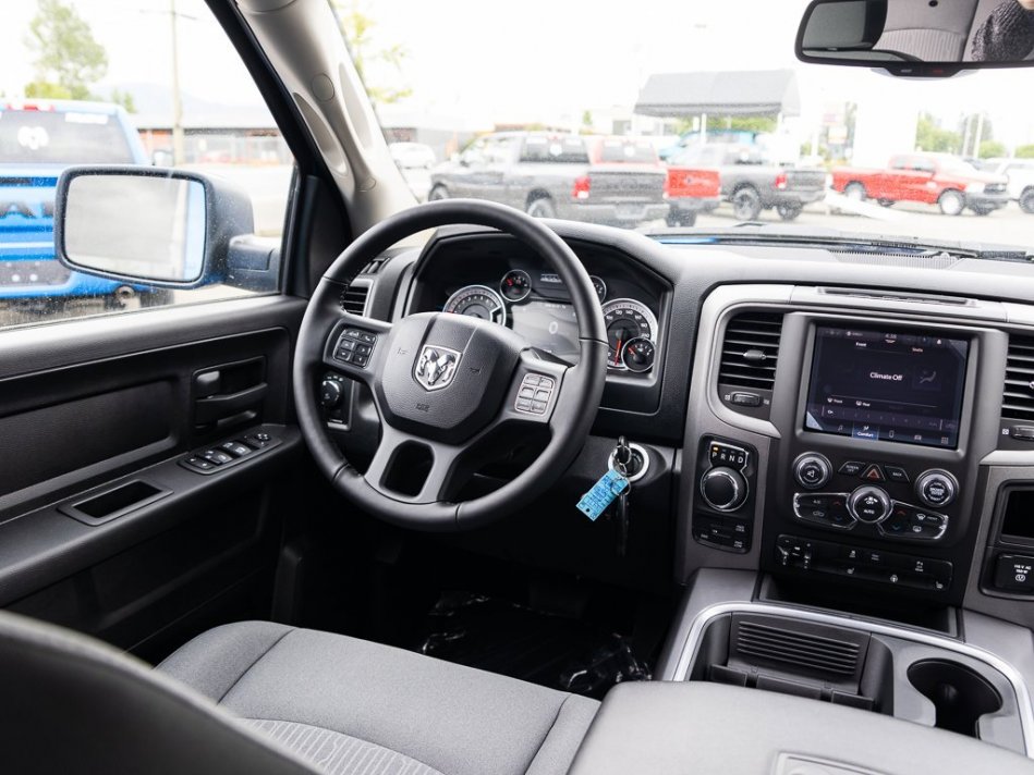 RAM 1500 Classic Night Edition 3C6RR7KT8NG258242 105692