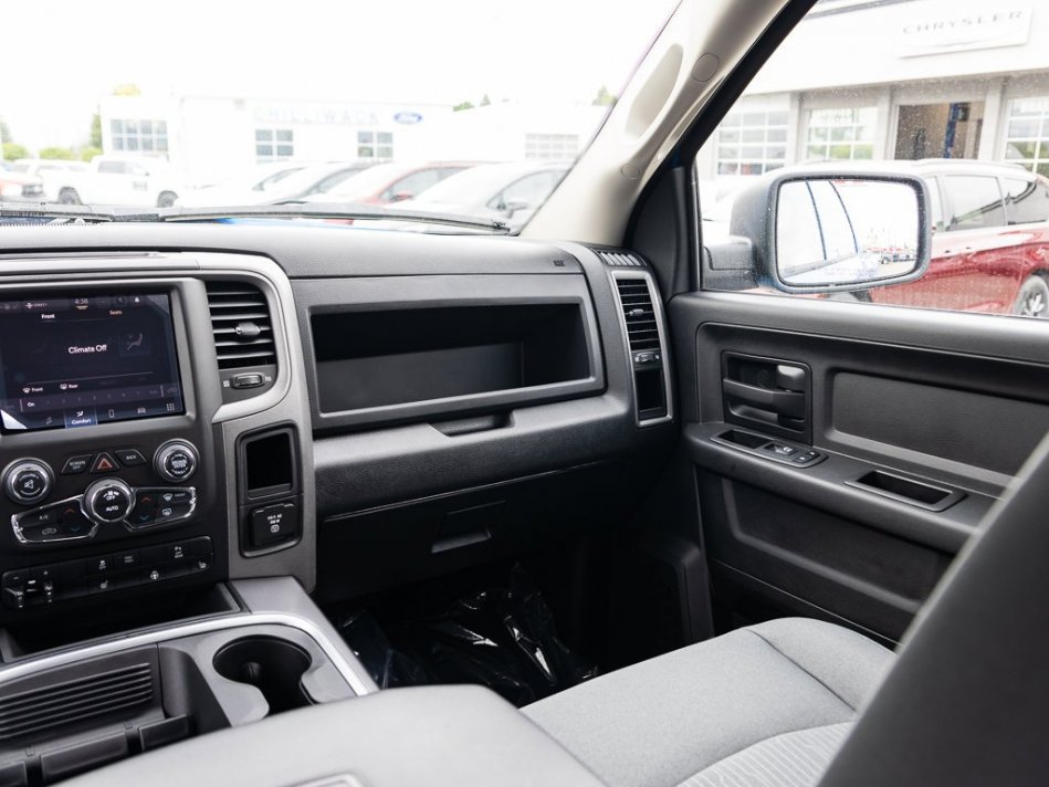 RAM 1500 Classic Night Edition 3C6RR7KT8NG258242 105694