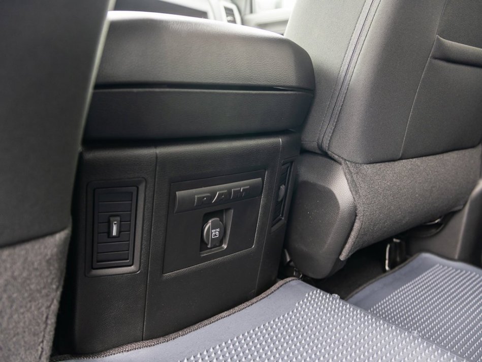 RAM 1500 Classic Night Edition 3C6RR7KT8NG258242 105695