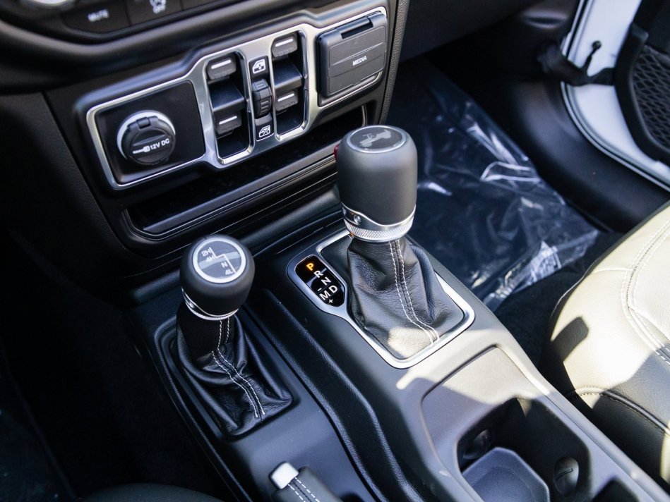 JEEP Wrangler Unlimited Sahara 1C4HJXEM7NW189710 105956