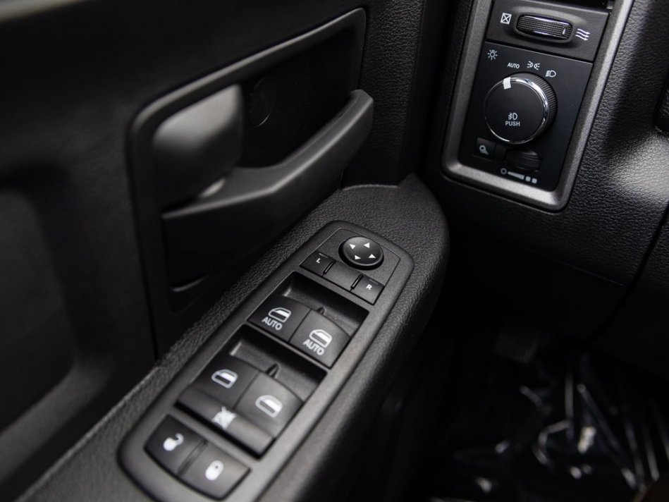 RAM 1500 Classic Night Edition 3C6RR7KT4NG284756 106555