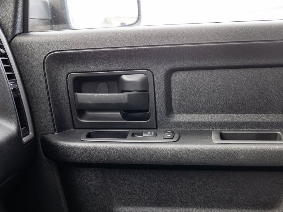 RAM 1500 Classic Night Edition 3C6RR7KT4NG284756 106556