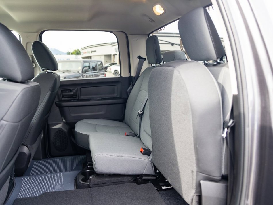 RAM 1500 Classic Night Edition 3C6RR7KT4NG284756 106558