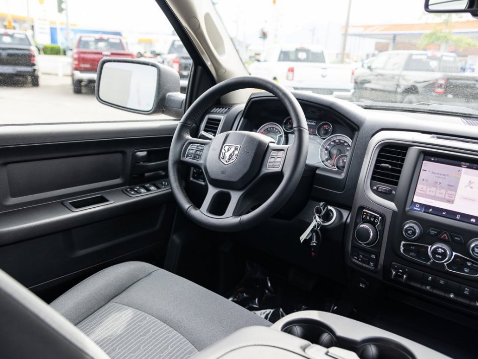 RAM 1500 Classic Night Edition 3C6RR7KT4NG284756 106561