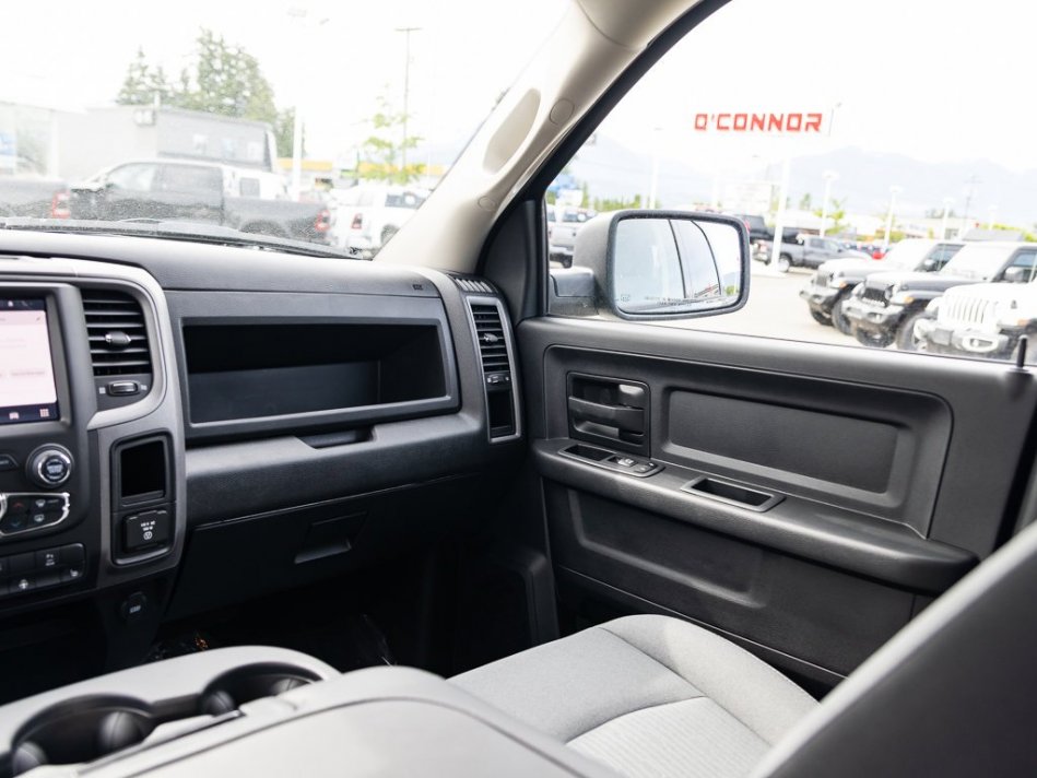 RAM 1500 Classic Night Edition 3C6RR7KT4NG284756 106563