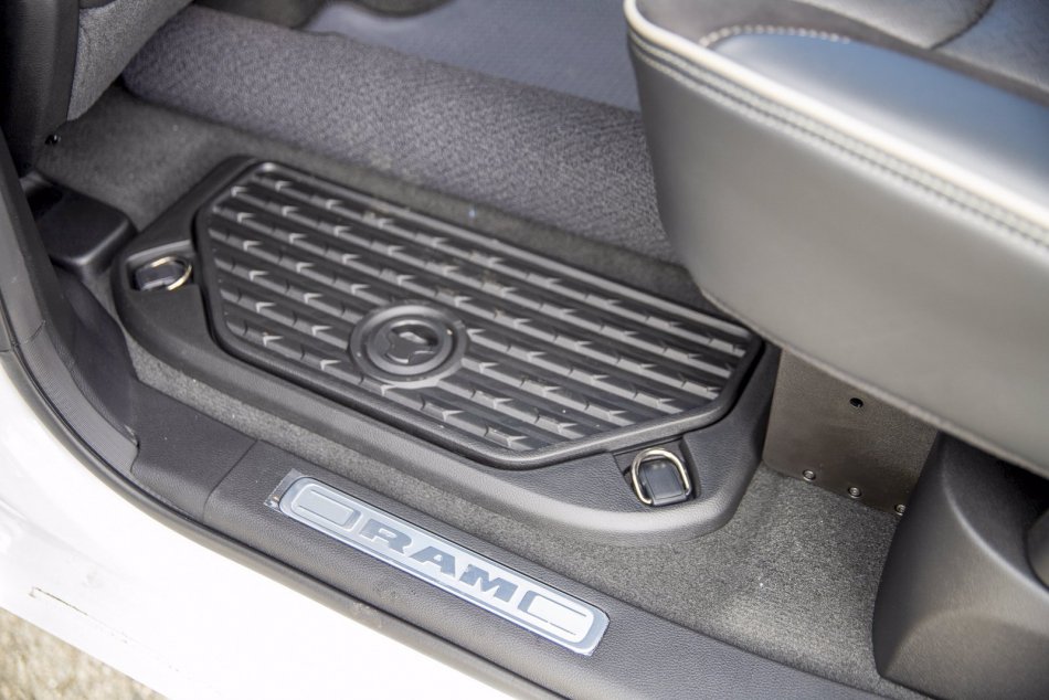 RAM 1500 Laramie 1C6SRFJT3NN124257 102727