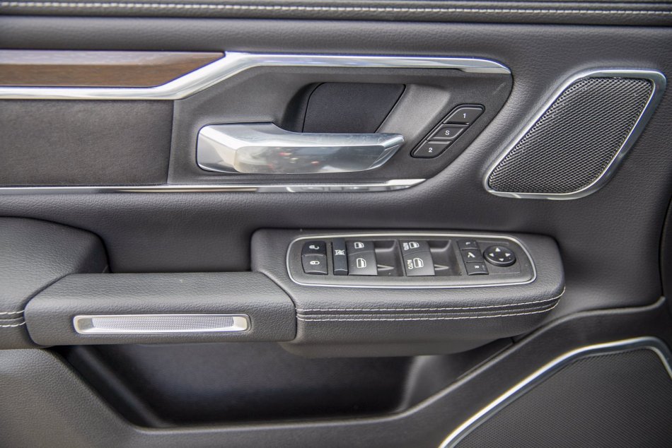 RAM 1500 Laramie 1C6SRFJT3NN124257 102728