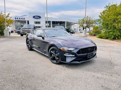 <a href="https://clients.webstager.com/skahaford.com/inventory/details/1576/new-2021-ford-mustang-gt-1FA6P8CF6M5126382"><img src="/images/upload/2021_September/ford_mustang_gt_fastback_skaha_ford.jpg"alt="A Ford Mustang outside the Skaha Ford showroom"/></a>