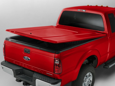 <a href="https://www.fordpartsbc.ca/oem-parts/ford-tonneau-cover-vhc3z99501a42ab?c=Zz1leHRlcmlvciZzPXRvbm5lYXUtY292ZXJzJmw9MTYmbj1Db25zdW1lciBGcmllbmRseSBDYXRlZ29yaWVzIFBhcnRzIFBhZ2UmYT1mb3JkJm89Zi0zNTAtc3VwZXItZHV0eSZ5PTIwMTcmdD14bCZlPTYtN2wtdjgtZGllc2Vs"><img src="https://clients.webstager.com/skahaford.com/images/upload/February_2022/Ford_Parts_BC/Parts_Showcase/TonneauCover_SuperDutyTrucks.png"alt="Tonneau cover in Race Red for Ford Super-Duty trucksâ€/></a>