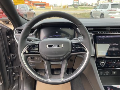 2022 JEEP Grand Cherokee L Overland - Image 11