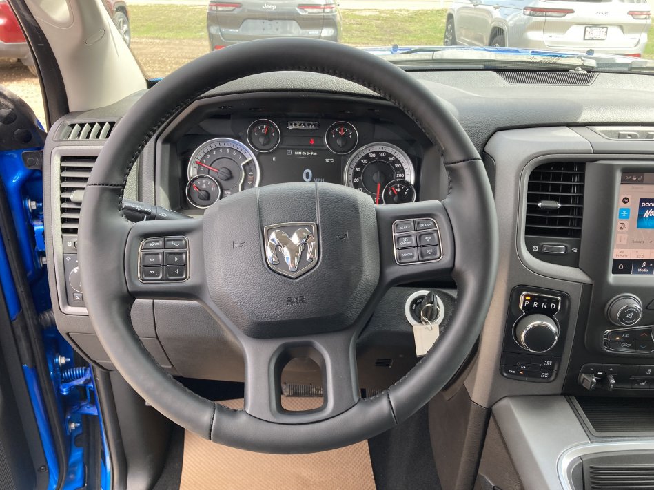 RAM 1500 Classic Night Edition 3C6RR7KT2NG259435 76551