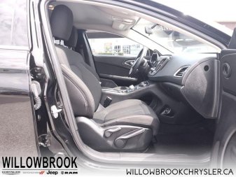 CHRYSLER 200 LX 1C3CCCFB6GN177300 150643